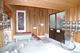 エントランス　※写真は別号室です。