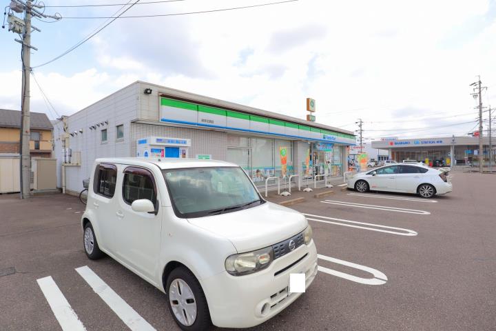 コンビニ　ファミリーマート岐阜北鶉店（コンビニ）まで151m