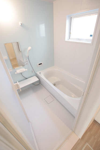 バス・シャワールーム　【参考写真】ゆったりとした広さのバスルームです♪