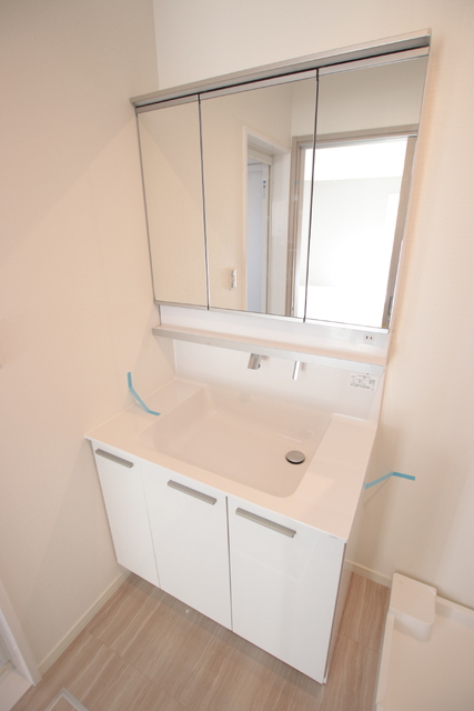 洗面設備　【参考写真】忙しい朝にはあると嬉しいシャワー付洗面化粧台です