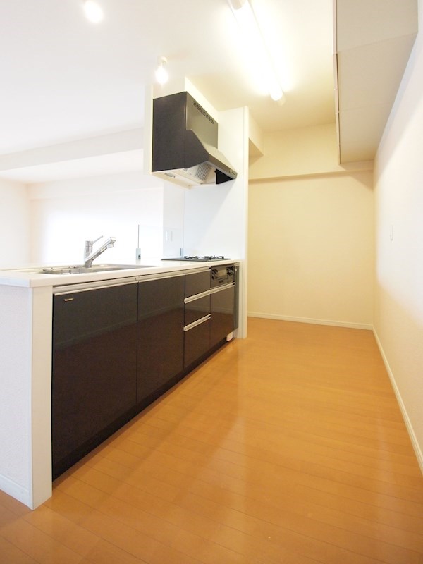 キッチン　システムキッチン・コンロ付き。広々しています。