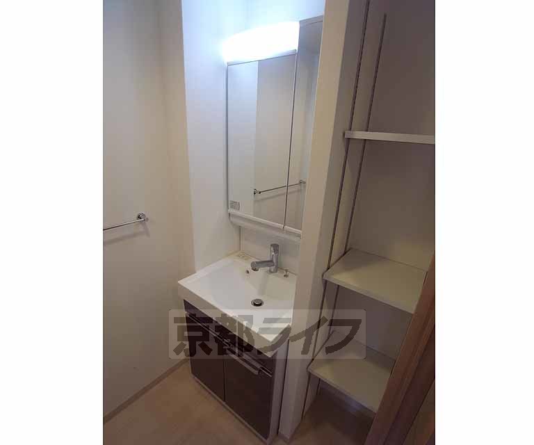 洗面設備　便利な洗面台です。