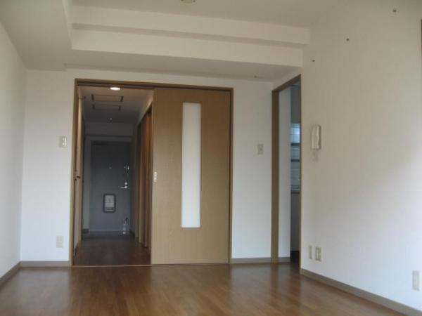 居室・リビング　床色が落ち着いた色合いで、とてもきれいです。