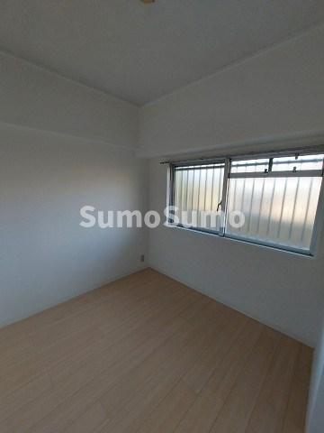 その他部屋・スペース　落ち着いた色調の寝室です