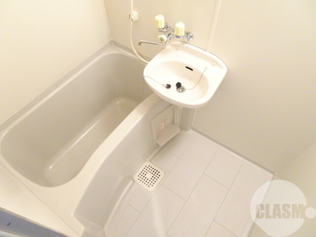 バス・シャワールーム　キレイにリフォームされています♪