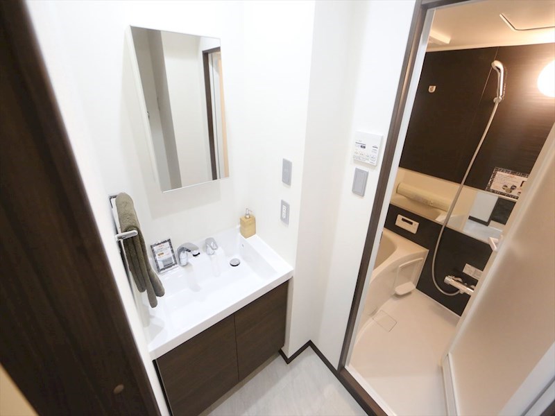 洗面設備　脱衣所　独立洗面台（シャンプードレッサー付）収納スペース有