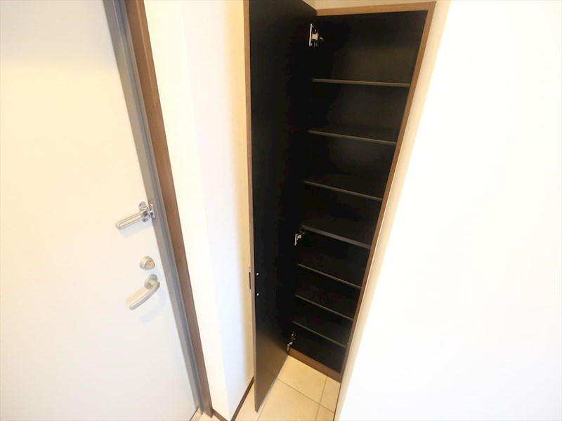 玄関　玄関　シューズボックス付（収納充実してます）