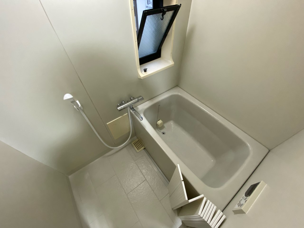 バス・シャワールーム　シンプルなユニットバス☆窓付きで換気も楽々！