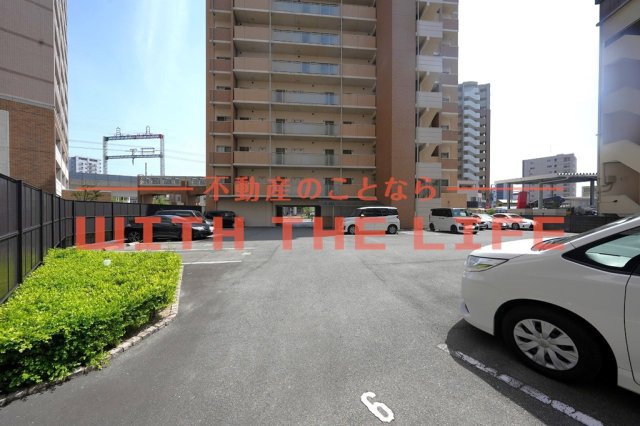 駐車場　駐車場があるので、車を買う予定の方も安心です