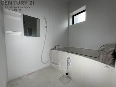 バス・シャワールーム　浴室内に窓があり換気良好です