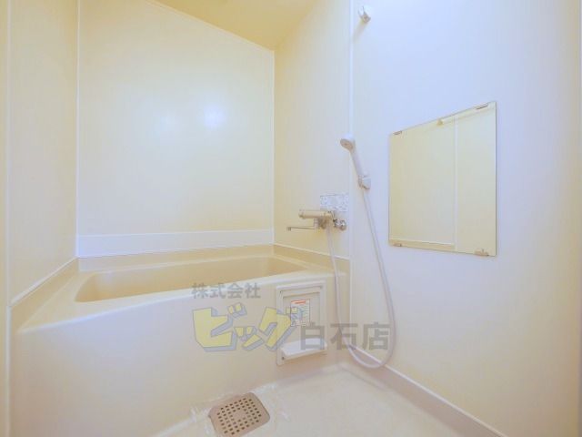 バス・シャワールーム　広々タイプのお風呂です♪