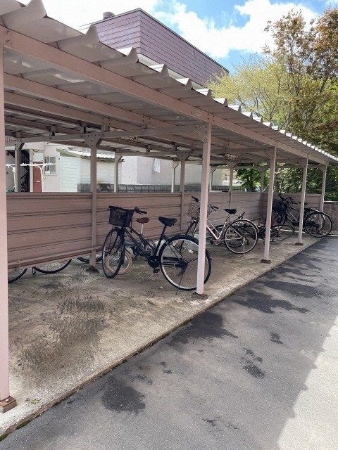 その他共有部分　嬉しい屋根付き駐輪場です！