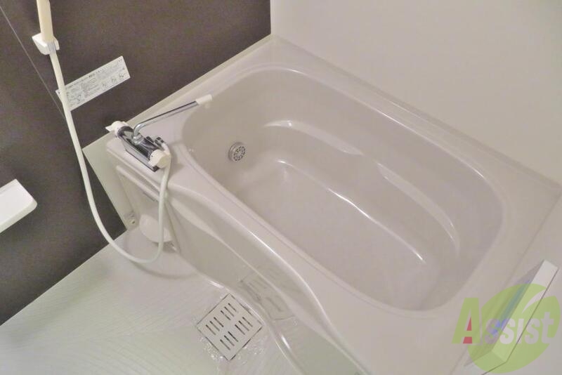 バス・シャワールーム　浴槽はゆったりと浸かれそうなサイズ感ですね。