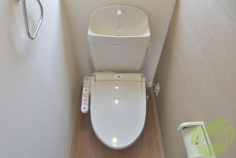 トイレ　トイレは温水洗浄便座機能がついています。