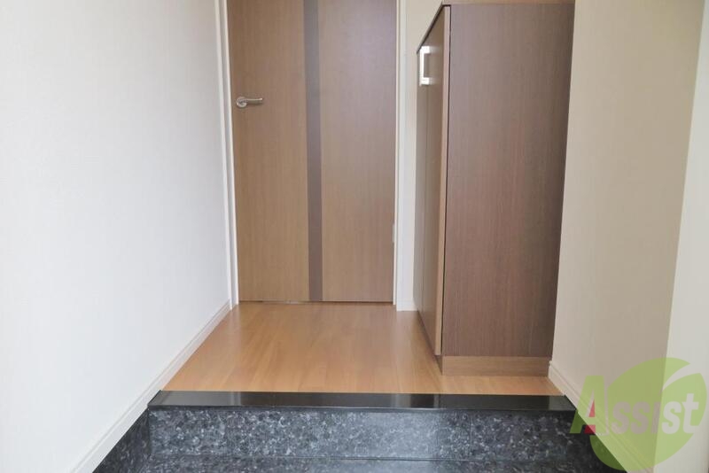 玄関　玄関の雰囲気はこんな感じ。落ち着いた色合いがイイですね。