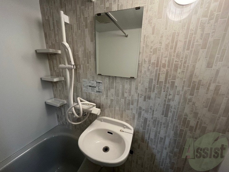 洗面設備　ユニットバス内の洗面台です。朝の身支度もスムーズです。