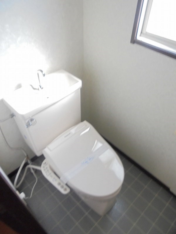 トイレ　写真は202号室です。（参考）