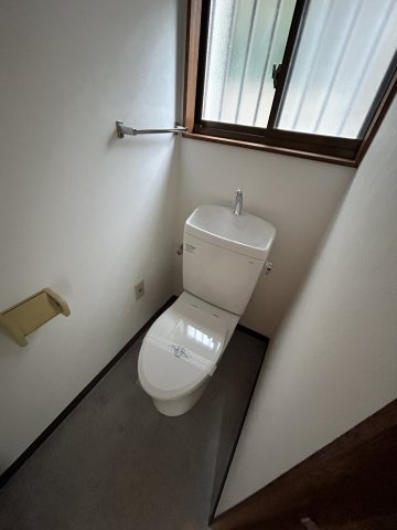 トイレ　落ち着いた色調のトイレです