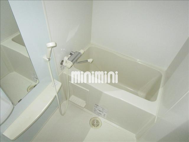 バス・シャワールーム　アクセントパネルがお洒落なバスルーム