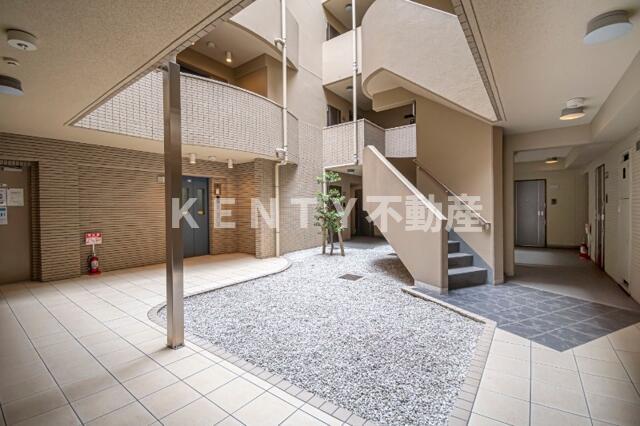 エントランス　落ち着いたエントランスです