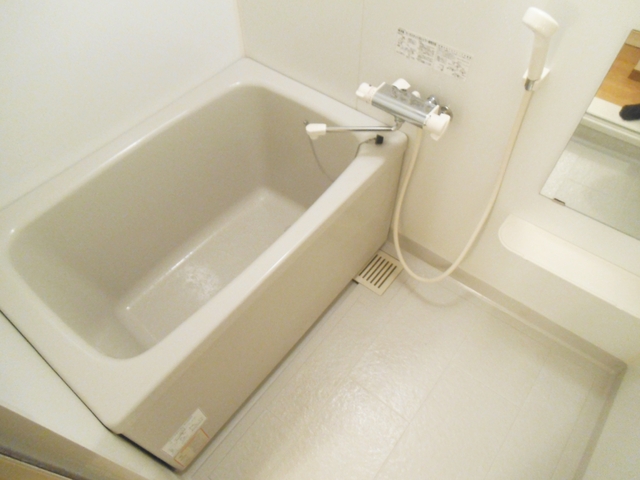 バス・シャワールーム　大きな鏡付きのバスルームですよ♪