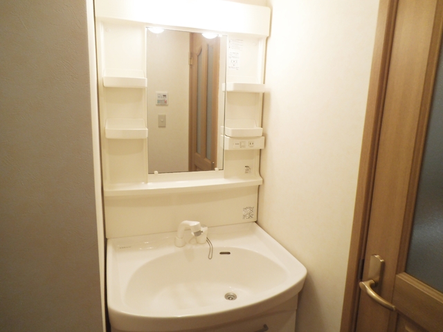 洗面設備　使い勝手のいい大きな洗面台です。