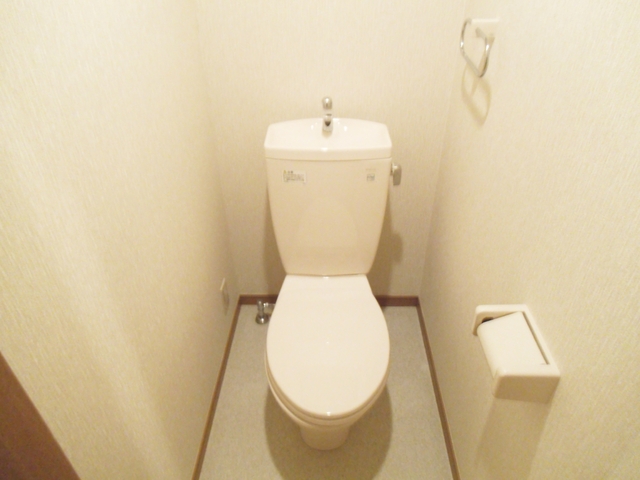 トイレ　タオルハンガーもあるトイレです。