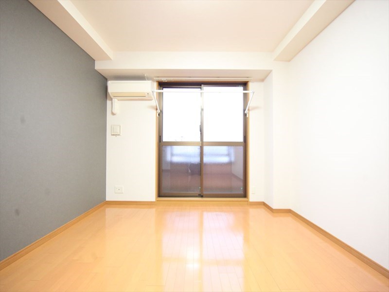 バルコニー　洋室8.4帖　エアコン完備　バルコニー