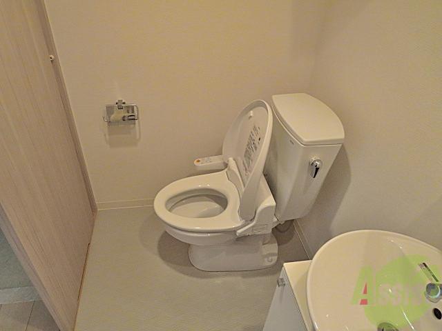 トイレ　ウォシュレット付きのトイレになります。助かりますよね♪