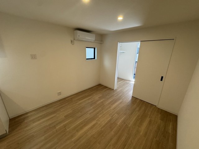 居室・リビング　同マンション別階の写真です