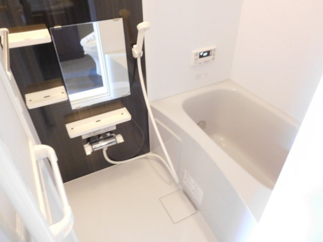 バス・シャワールーム　お風呂もかっこいい色使い