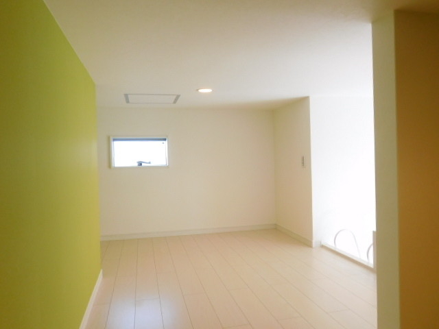 その他部屋・スペース　アクセントクロスになっておりお洒落です