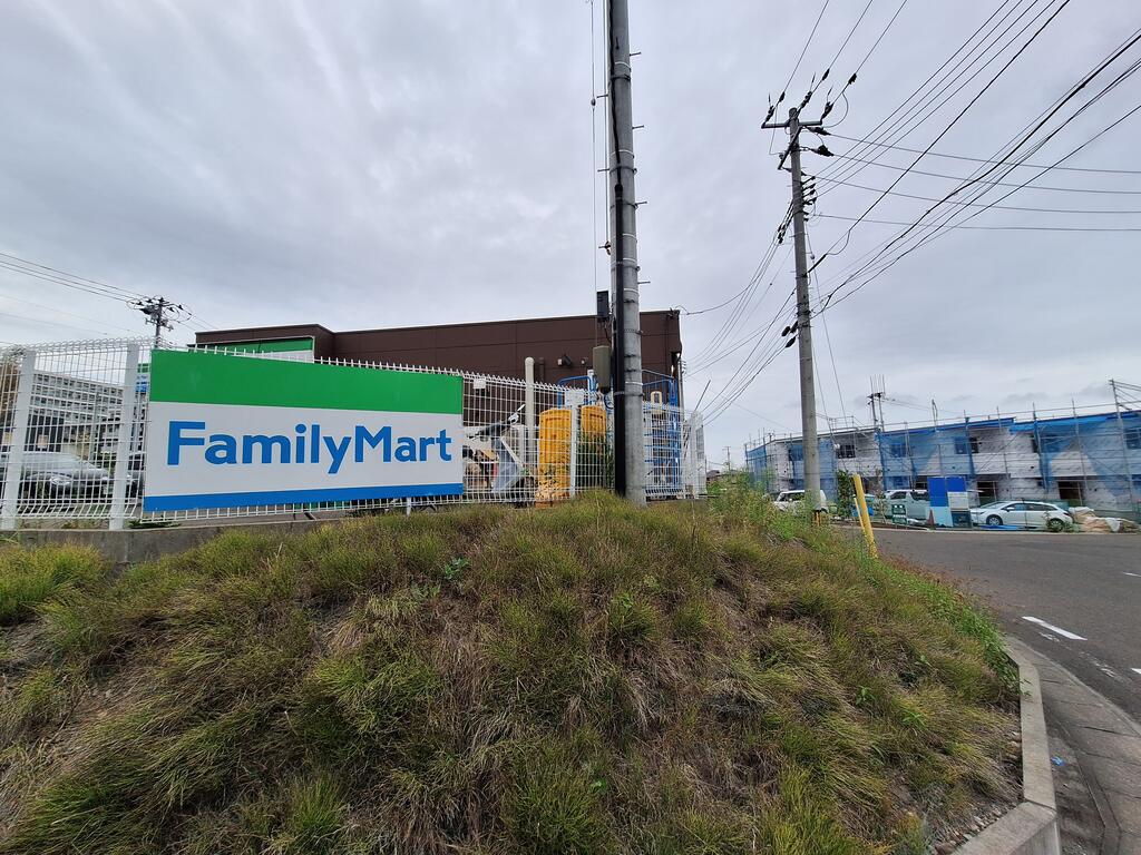 コンビニ　ファミリーマート小鶴二丁目店（コンビニ）まで43m