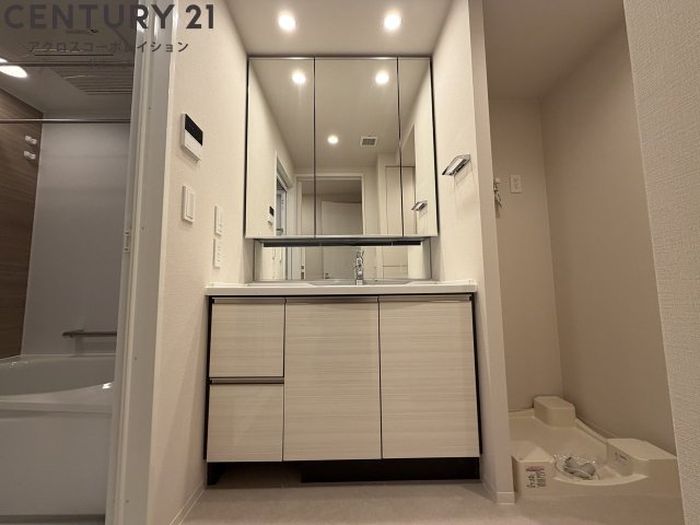 洗面設備　洗面所内に室内洗濯機置場がついてます！