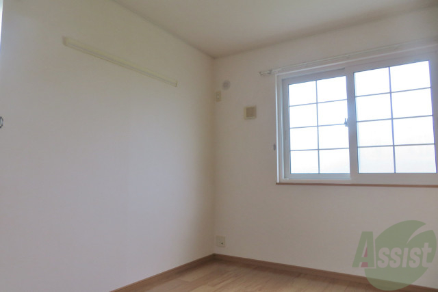 その他部屋・スペース　寝室は６帖の洋室です。ダブルベッドも余裕で入りますね。