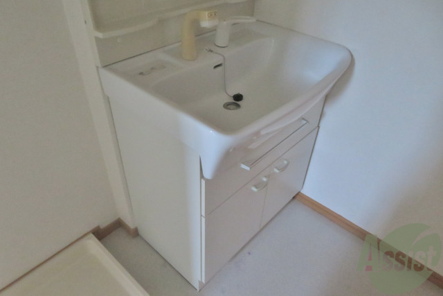 洗面設備　洗面台は独立洗面台です。毎日の身支度が楽しくなりそうですね。