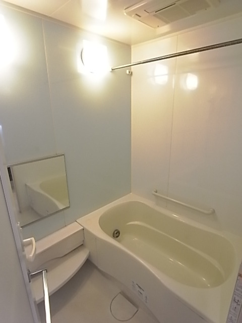 バス・シャワールーム　浴室乾燥機付きのバスルーム