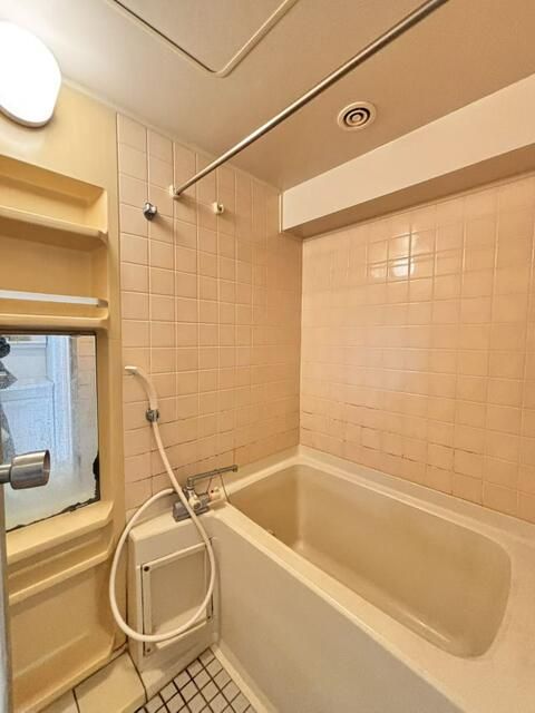 バス・シャワールーム　コンパクトで使いやすいお風呂です