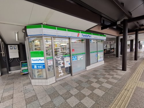 コンビニ　ファミリーマート 近鉄富田林駅南改札外店（コンビニ）まで225m