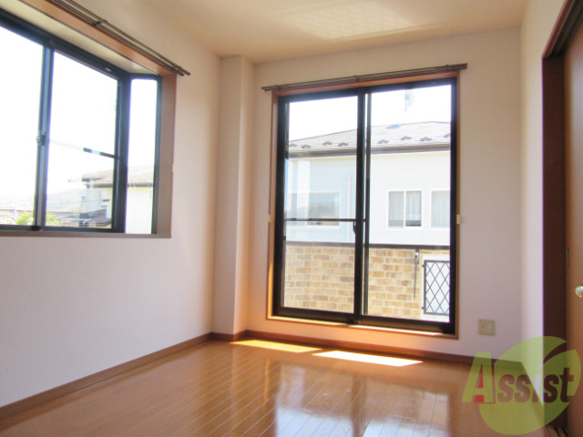 居室・リビング　リビングです。二面採光で明るいお部屋です。