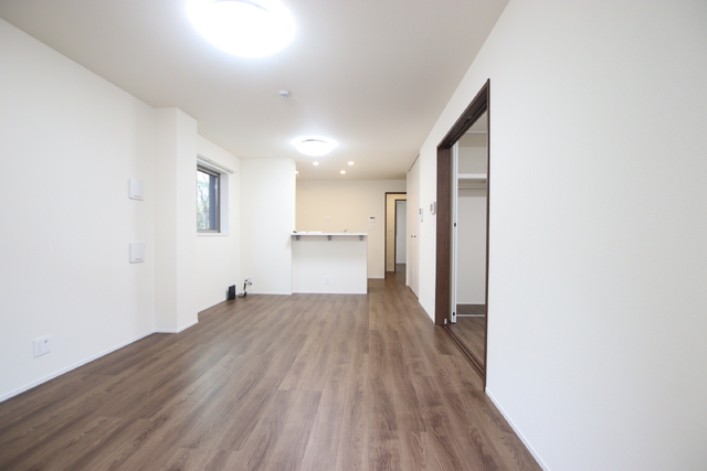 居室・リビング　【ＬＤＫ１４．６帖】２面採光の明るいリビングスペース※建築中