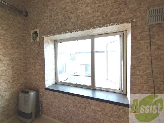 バルコニー　出窓になっているので小物を置いたりアレンジ出来ますよ。