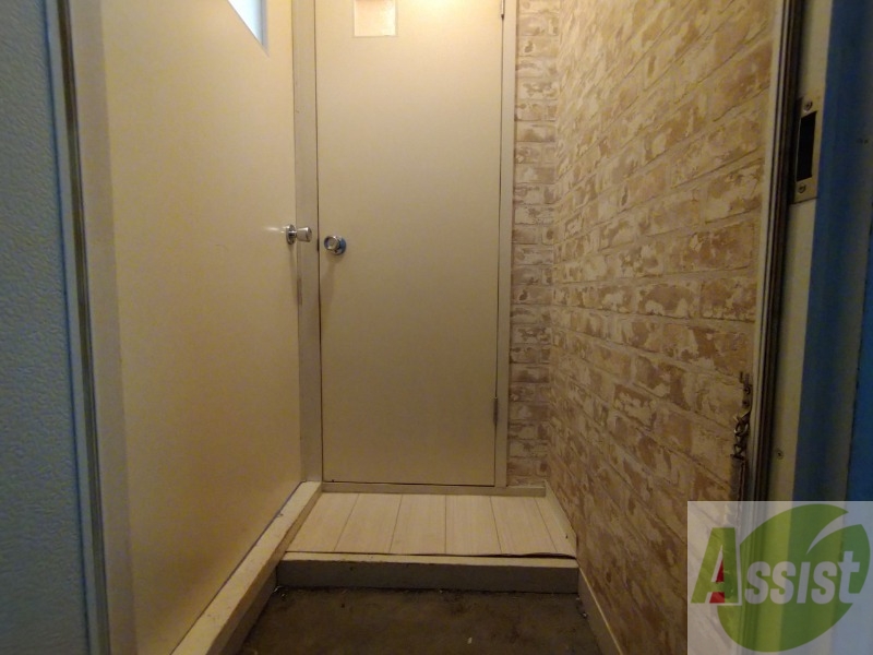 玄関　玄関です。すぐ広い洋室につながっています。