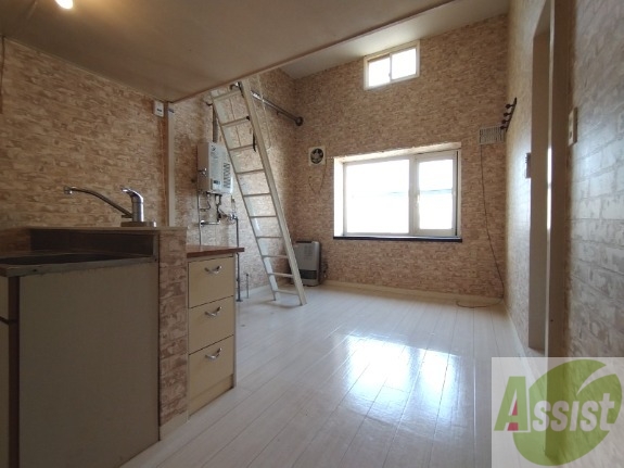 居室・リビング　７．５帖の洋室です。壁の色がお洒落な印象です。