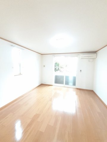 居室・リビング　落ち着いた色調の洋室です