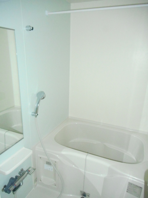 バス・シャワールーム　広々バスルーム。