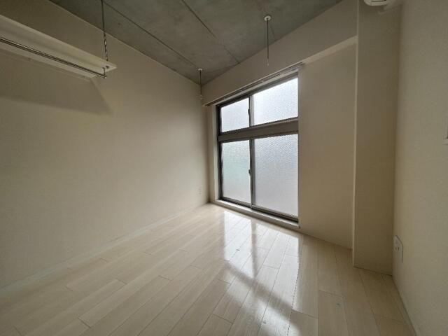 バルコニー　■エアコン■24時間換気システム■２面採光■内装コンクリート