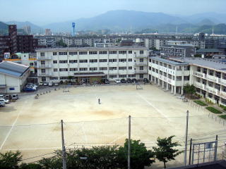 小学校　北九州市立徳力小学校（小学校）まで481m