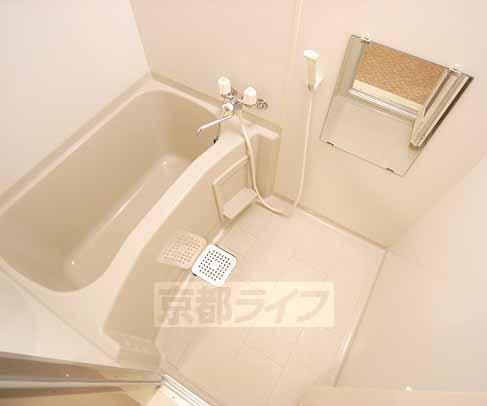 バス・シャワールーム　鏡付きのお風呂です