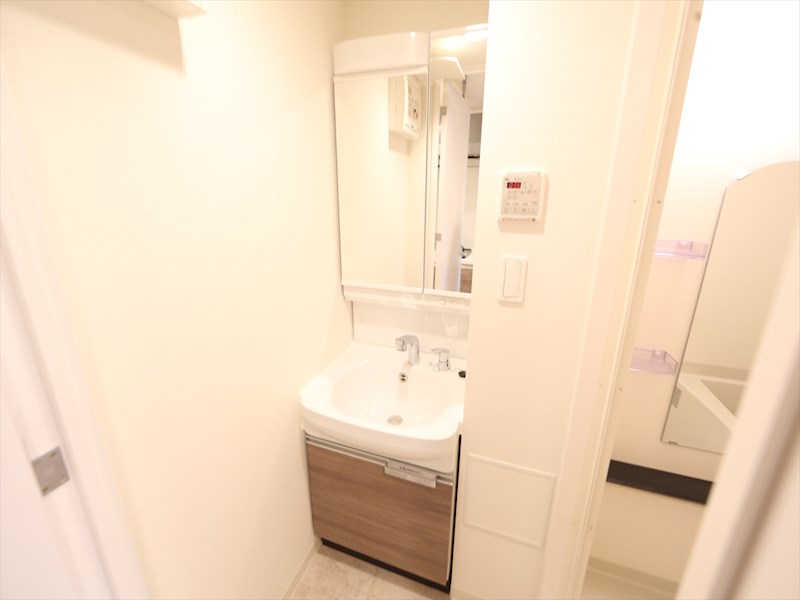 洗面設備　脱衣所　独立洗面台（シャンプードレッサー付）収納スペース有